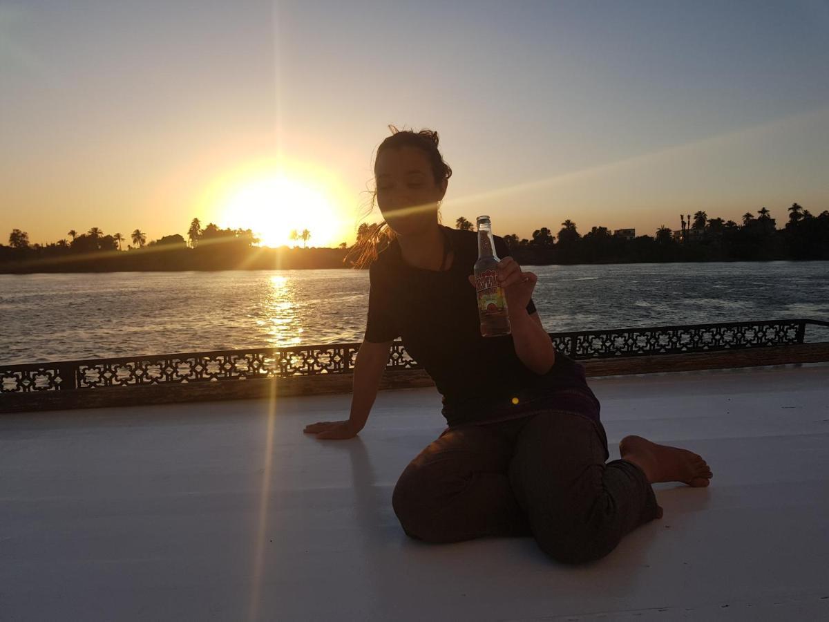 Nile Sunrise Felucca Boat Private Rental Luxor Bagian luar foto