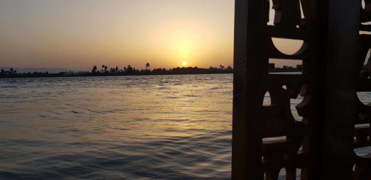 Nile Sunrise Felucca Boat Private Rental Luxor Bagian luar foto